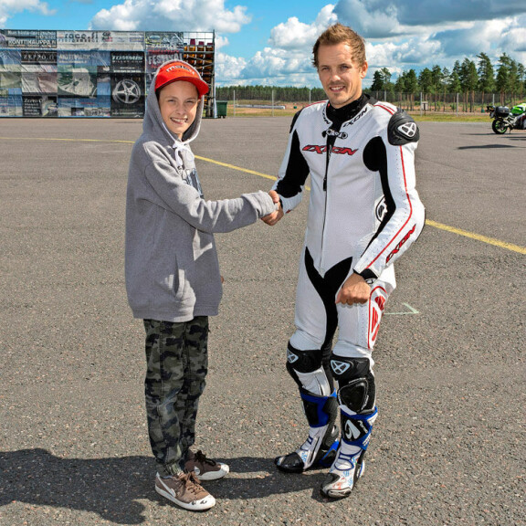 Kallen, 12, ikimuistoinen seikkailu: hurja kyyti Mika Kallion monsteripyörän selässä – kuvat! Mika Kallio