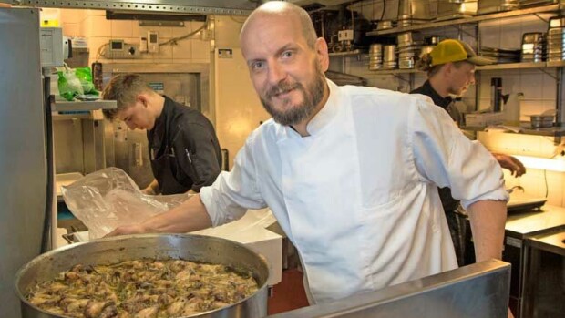 Hans Välimäen ravintola tyhjennettiin kesken illallistarjoilun: Kattorakenteista löytyi pommi! Hans Välimäki uuden ravintolansa keittiössä.