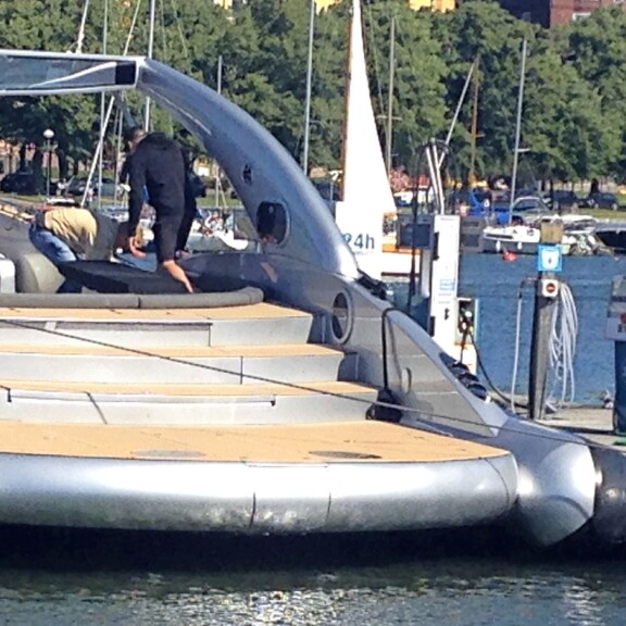 Kimin seurue etsi lämpimiä vaatteita, ennen kuin he jatkoivat matkaansa. Kimin seurue etsi lämpimiä vaatteita, ennen kuin he jatkoivat matkaansa.