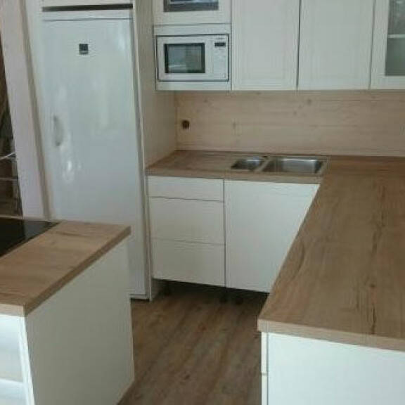 Villa Gregoriukseksi nimetyn hulppean kesähuvilan keittiö näytti tältä ennen täydellistä täystuhoa. Villa Gregoriukseksi nimetyn hulppean kesähuvilan keittiö näytti tältä ennen täydellistä täystuhoa.