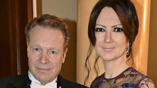 No höh, Ilkka Kanerva jätti kauniin Elina-kihlattunsa kahvilassa huomiotta – kuva! Ilkka Kanerva ja Elina Kiikko