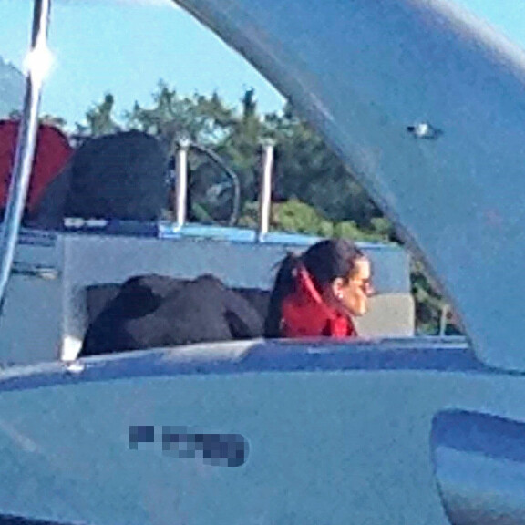 Minttu odotteli veneessä kaikessa rauhassa. Minttu odotteli veneessä kaikessa rauhassa.