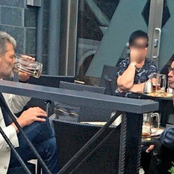 Roman Schatz litki olutta julkkislääkärin kanssa Oulussa – kuva! Roman Schatz ja Juhani Seppänen