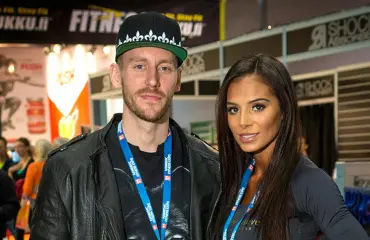 Sofia Belórfilta tyly piikki Niko Nousiaisen lohduttajablondin somekuvaan: Siisti paita, taitaa olla mun!