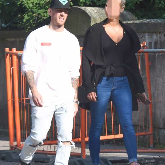 Tässä on Niko Nousiaisen kaunis lohduttajablondi: uppoutuivat toisiinsa Helsingissä – kuvat! Niko ja kaunotar nähtiin yhdessä.