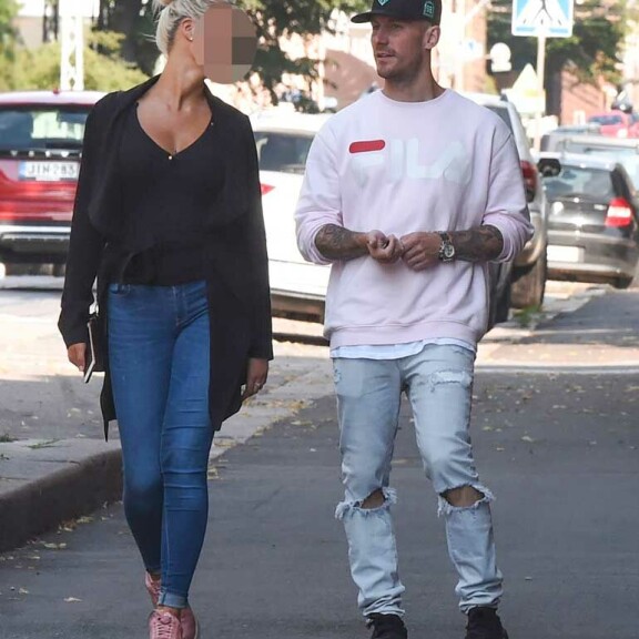 Tässä on Niko Nousiaisen kaunis lohduttajablondi: uppoutuivat toisiinsa Helsingissä – kuvat! Niko löysi lohduttajan.