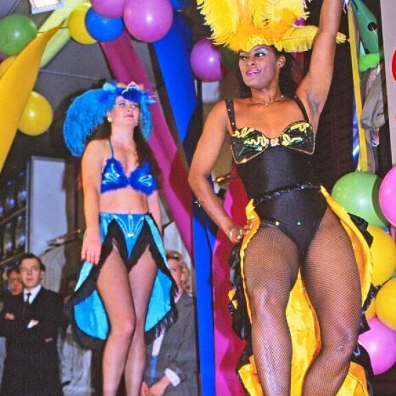 Muistatko nämä kuvat? Rahapula ajoi ex-ministeri Urpo Leppäsen ja Ana-rakkaan pornomalleiksi! Ana esitteli suomalaisille salsan saloja.