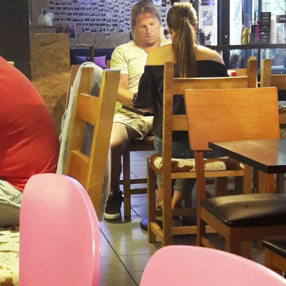 Ex-pari purilaisella! Sami Kurosen keskittyminen kuitenkin aivan muualla kuin Mirkka Torikassa – kuva! Sami Kuronen Mirkka Torikka hampurilaisella