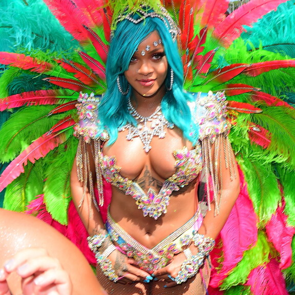 Rihanna rinnat tiskissä villeillä festivaaleilla - nämä kuvat on syytä nähdä, herranjestas! Rihanna Crop over festival