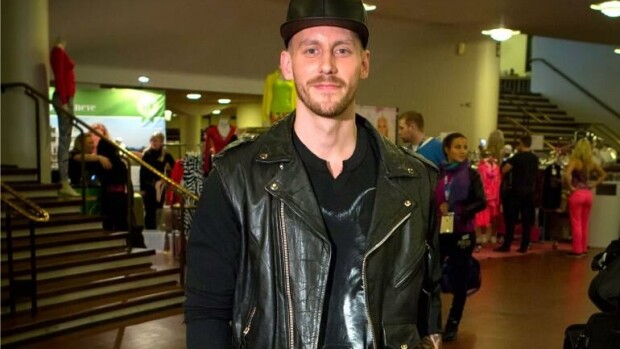 Erosta jo kuukausia: Niko Nousiainen pakkasi vihdoin tavaransa ja muutti uuteen kotiin! Niko Nousiainen poseeraa Seiskalle