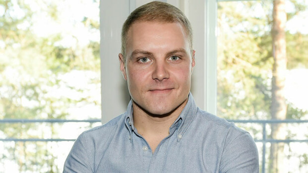 Valtteri Bottas ottaa ilon irti kesälomasta - juhli Helsingin yössä karaokessa! Valtteri Bottas
