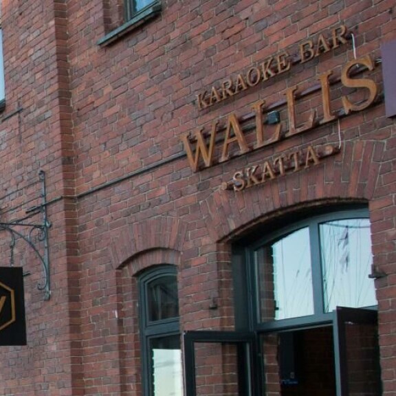 Kimi Räikkönen saapui kesälomalle Suomeen! Walis-karaokebaari