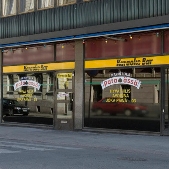 Valtteri Bottas ottaa ilon irti kesälomasta - juhli Helsingin yössä karaokessa! Ravintola Pataässä