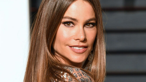 Sofia Vergara poseeraa alasti – huippukroppa kunnossa ilman treeniä: Jättirintani ovat vain tiellä! Sofia Vergara punaisella matolla