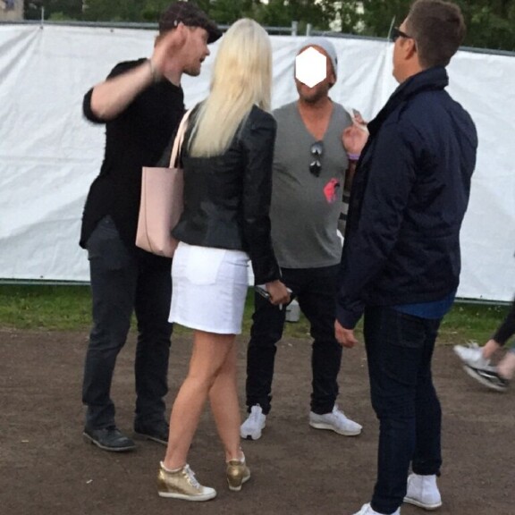 Janne Niinimaa poltti päreensä rokkikonsertissa, blondi rauhoitteli kiekkotähden – kuvat! Janne ystävineen.