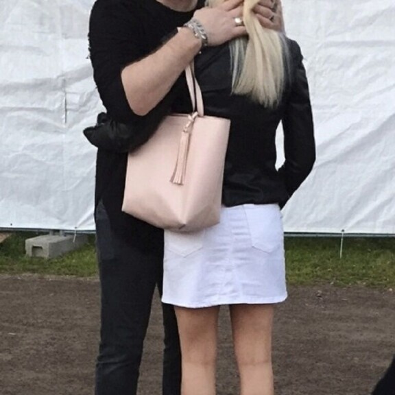 Janne Niinimaa poltti päreensä rokkikonsertissa, blondi rauhoitteli kiekkotähden – kuvat! Janne halaili naista.