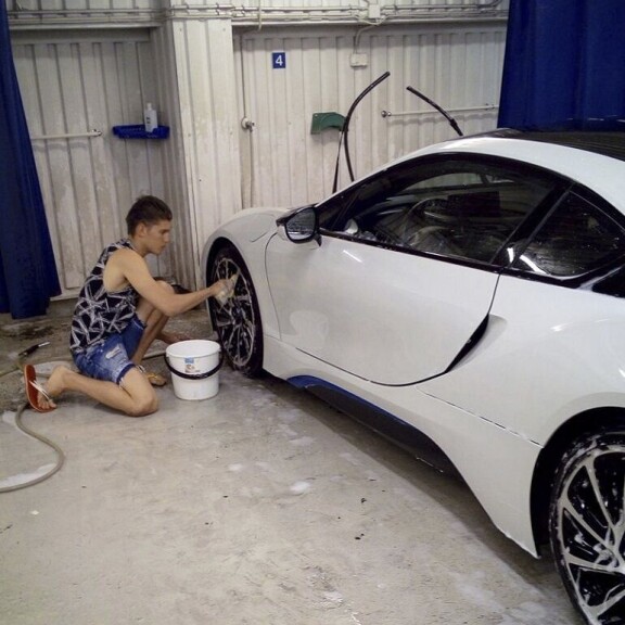 Poptähti Robin kiillotti komeaa Bemariaan – kuva! Robin pesi autoaan.