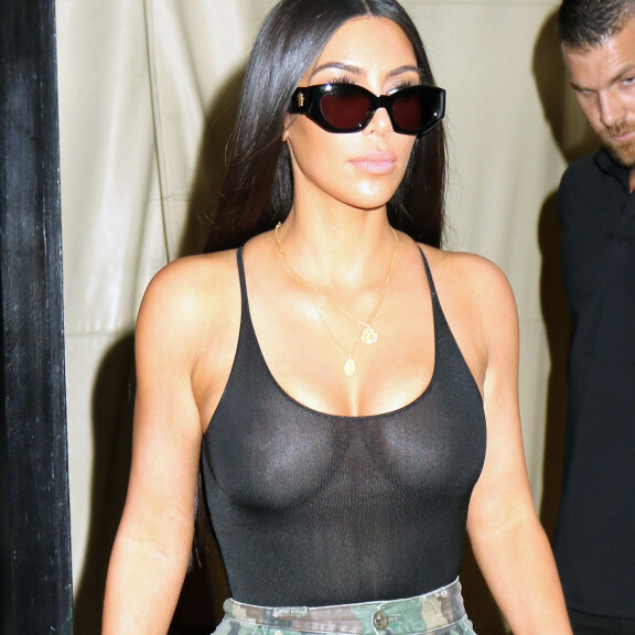 Henkäyksen ohut toppi teki tepposet: Kim Kardashianin rinnat paljastuivat täysin - kuvat! Kim Kardashian