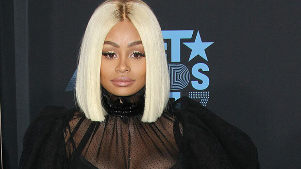 Huhhuh, oletko nähnyt näin kulmikasta pyllyä: Blac Chyna villien kauneusleikkaushuhujen pyörteissä! Blac Chyna poseeraa kameralle