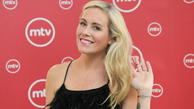 Anne Kukkohovin suuret rinnat nousivat otsikoihin ja puheenaiheeksi - tästä kuvasta puhuvat nyt 'kaikki'! Anne Kukkohovi