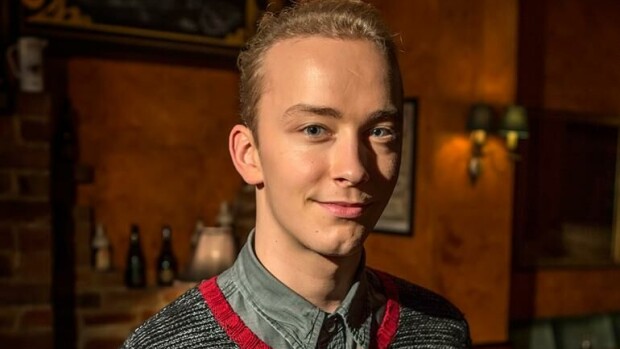 Mitä räpläät, Emil Hallberg?! Salkkarit-tähti juhli karaokessa – kuva! Emil Hallberg