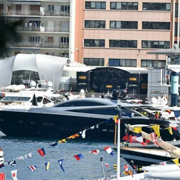 Kimi Räikkösen häkellyttävä Iceman-ökyjahti yhä myymättä, hintapyyntö nyt 4,95 miljoonaa euroa – kuvat luksusveneestä! Kimin vene Monacossa.