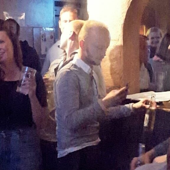 Mitä räpläät, Emil Hallberg?! Salkkarit-tähti juhli karaokessa – kuva! Emil