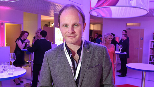 Nyt on upeaa, Dome Karukoski ohjaa Taru sormusten herrasta -luojan elämäkertaelokuvan! Dome Karukoski poseeraa Seiskalle