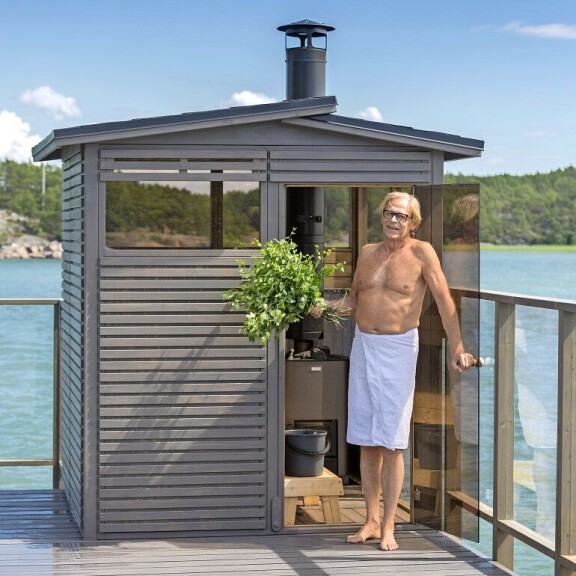 Toivo Sukari teki mökilleen valtavan remontin: hulppean laiturin päässä on nyt rantasauna – kuvat! Sauna.
