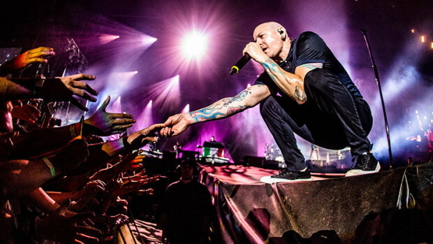 Linkin Park -laulaja Chester Bennington teki itsemurhan Chris Cornellin syntymäpäivänä – molemmat kuolivat samalla tavalla Chester Bennington esiintyy