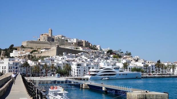 Mies lähti yhdelle oluelle - löytyi Ibizalta! Mies suuntasi tuopin sijaan bilesaarelle.