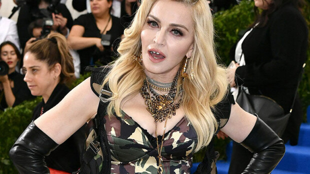 No huhhuh, törkeyden huippu: ex-mies iskee Madonnan käytetyt pikkuhousut huutokauppaan! MAdonna poseeraa punaisella
