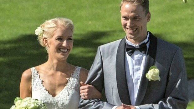 Petteri Koposen häissä lukuisia julkkisvieraita: Essi Pöysti ja Hanno Möttölän vaimo häikäisivät – kuvat! Petteri ja Linda