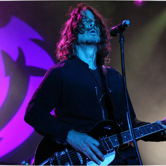 Linkin Park -laulaja Chester Bennington teki itsemurhan Chris Cornellin syntymäpäivänä – molemmat kuolivat samalla tavalla Chris Cornell esiintyy konsertissa