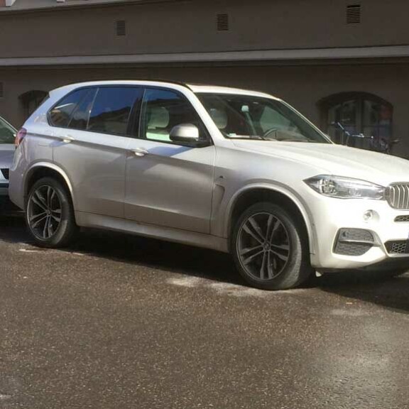 Samu Haber on musiikkimaailman kultasormi: Liki 4 miljoonan euron varallisuus, ökykämppä ja luksusautoja! Samu Haberin auto.