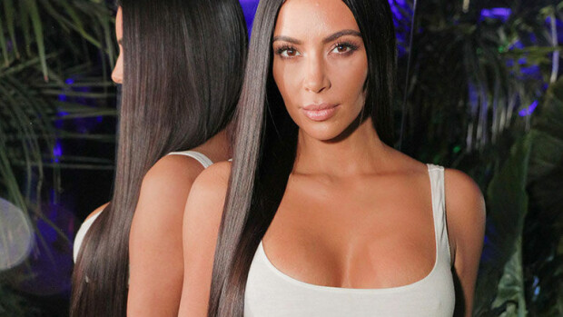 Huh, mitkä deittivaatteet! Kim Kardashianin rinnat ja nännit täysin näkyvillä verkkopaidassa - kuvat! Kim Kardashian poseeraa punaisella matolla