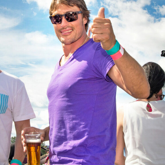 Koko totuus Teemu Selänteen hurjasta 4 päivän bileputkesta: Lauloi, joi ja saunoi – tänne juhlat päättyivät! Teemu Selänne viihtyy Kotkan Meripäivillä