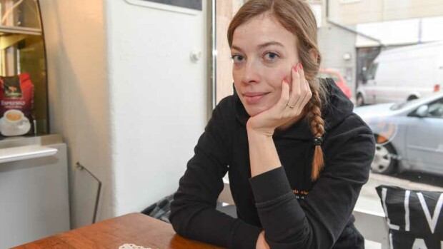 Li Andersson ryysti ilolientä Kallion terassilla – kuva! Li Anderssonille maistui iloliemi terassilla.