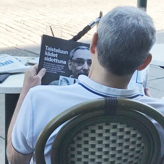 Kärähdit! Kesälomaileva Ben Zyskowicz luki lehtijuttua itsestään – kuva! Ben luki itsestään.