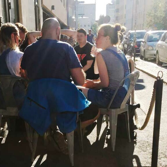 Li Andersson ryysti ilolientä Kallion terassilla – kuva! Li Andersson terassilla.