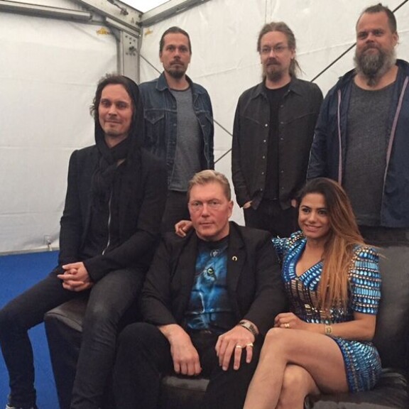 Tämä harvinainen yhteiskuva jää historiaan: HIM-yhtye poseerasi Vesa Keskisen kanssa Miljoonarockin backstagella – katso! HIM ja Ville Valo tapasivat Vesa Keskisen ja hänen Jane-vaimonsa.