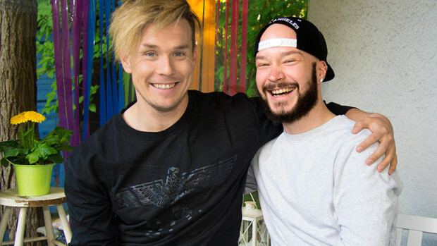 ToosaTV-tähti kihloihin Mr. Gay Finlandin kanssa - kosinta tapahtui yllättävässä paikassa! Niko Mäkinen ja Aku Raita poseeraavat Seiskalle