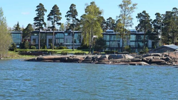 Tällaisia ovat julkkisten merelliset ökykodit: näin hulppeasti asuvat Jari Litmanen, Fryckman ja Karalahdet – kuvakooste upeimmista! Seiska kuvasi julkkisten ökytalot.