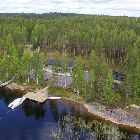 Tällainen on Ville Haapasalon piilopirtti - Seiska löysi: yli 100 neliön ökymökki kaikilla mukavuuksilla – kuvat! Villen mökki ilmasta.