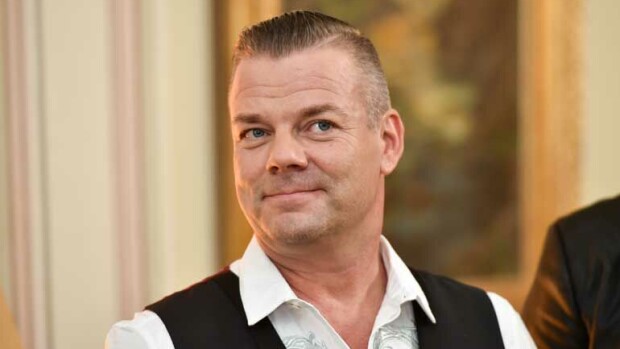 Jari Sillanpään raisu keikka-asu raivostutti yleisön Karjurockissa – kuva! 'Ei artisti voi pukeutua miten sattuu!' Jari Sillanpään esiintymisasu ei miellyttänyt.