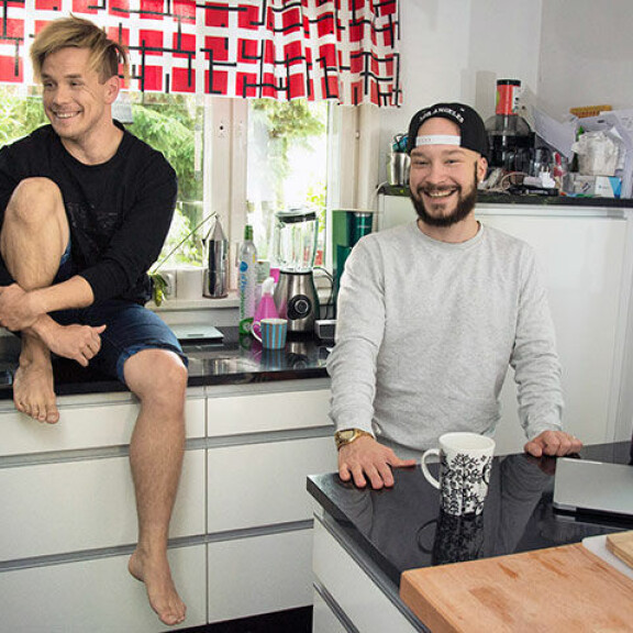 ToosaTV-tähti kihloihin Mr. Gay Finlandin kanssa - kosinta tapahtui yllättävässä paikassa! Niko ja Aku esittelevät kotinsa Seiskalle
