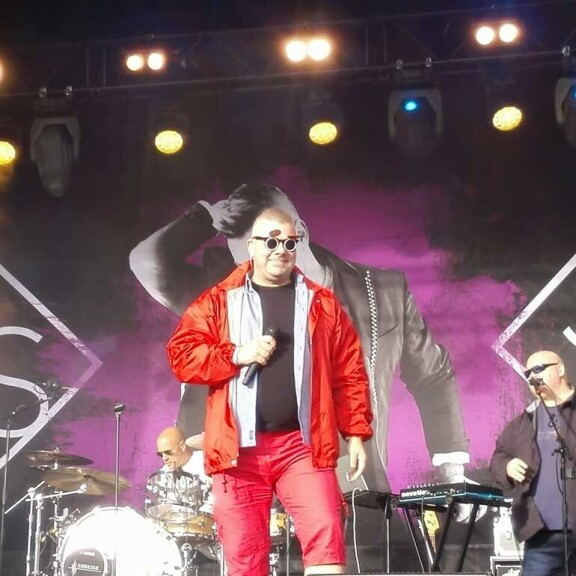 Jari Sillanpään raisu keikka-asu raivostutti yleisön Karjurockissa – kuva! 'Ei artisti voi pukeutua miten sattuu!' Sillanpää Karjurockissa.