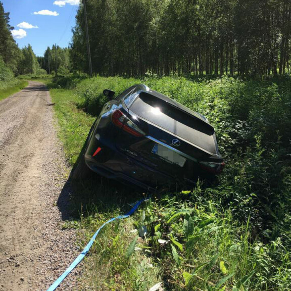 Suora tie yllätti Maisa Torpan: rysäytti Lexuksen ojaan, rallikuskikihlattu Jari-Matti Latvala istui pelkääjän paikalla – kuva! Jari-Matin ja Maisa auto ojassa