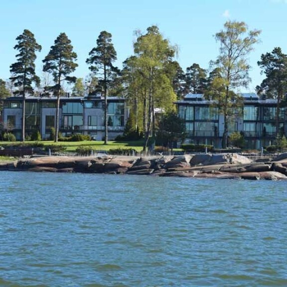 Tällaisia ovat julkkisten merelliset ökykodit: näin hulppeasti asuvat Jari Litmanen, Fryckman ja Karalahdet – kuvakooste upeimmista! Jari Litmasen talo.
