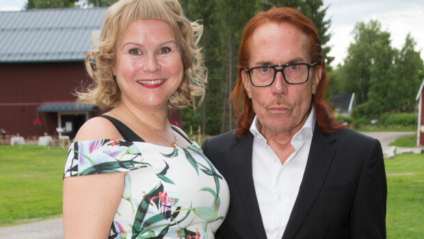 Kovakuntoinen Mattiesko Hytönen, 73, ja näyttävä Heidi Strömmer: Olemme susipari! Heidi Strömmer & Mattiesko Hytönen osallistuivat Sanna Saarijärven häihin.